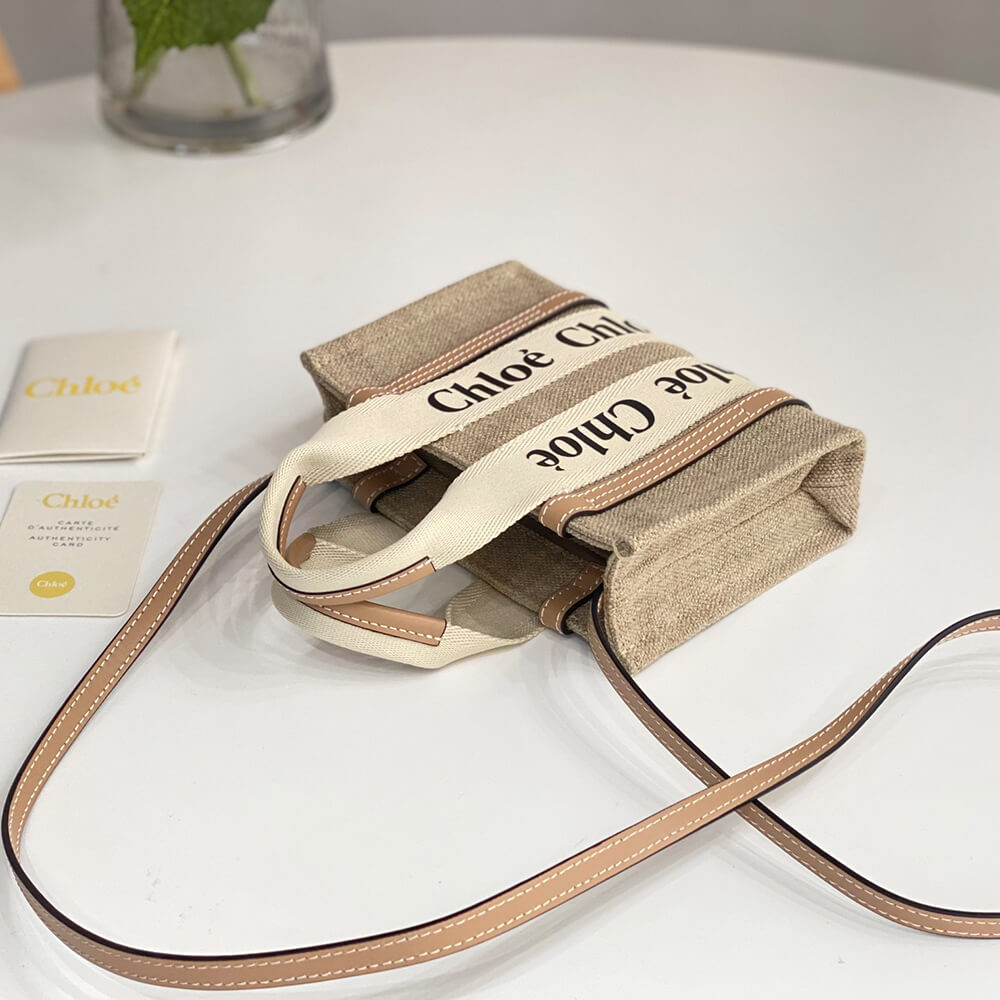 Chloe   Mini Woody tote bag in linen
