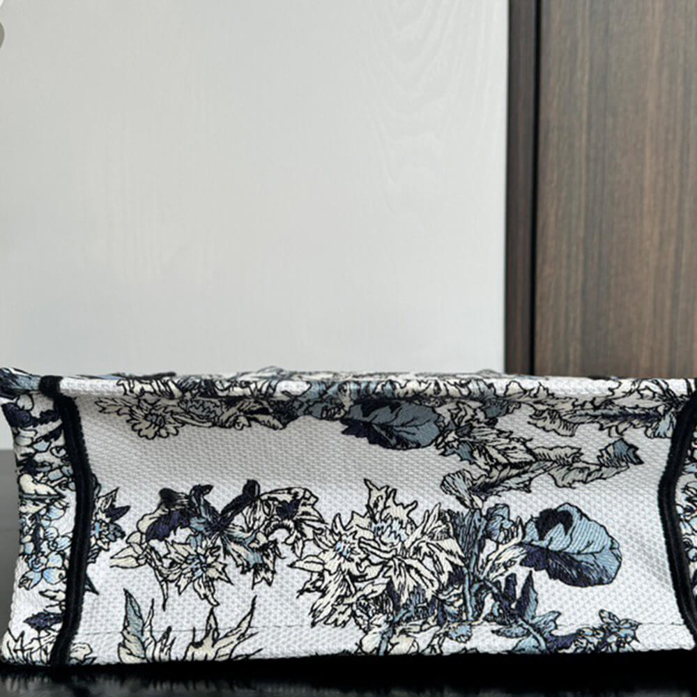 Small D10r Book Tote