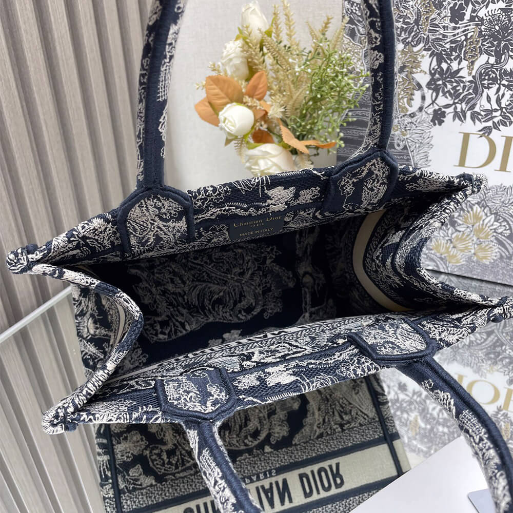 Small D10r Book Tote