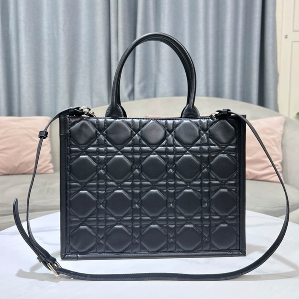D10r Medium D10r Book Tote