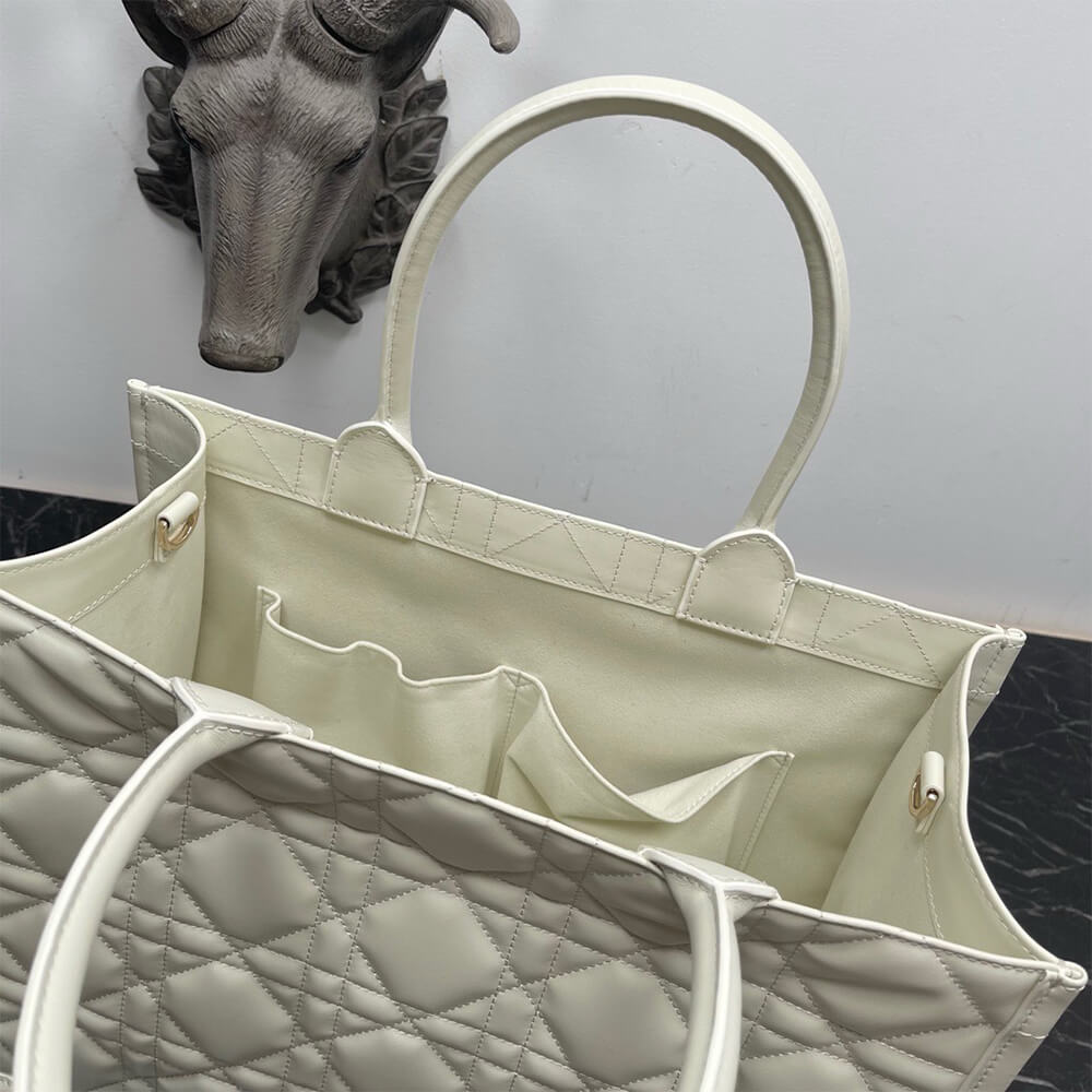 D10r Medium D10r Book Tote