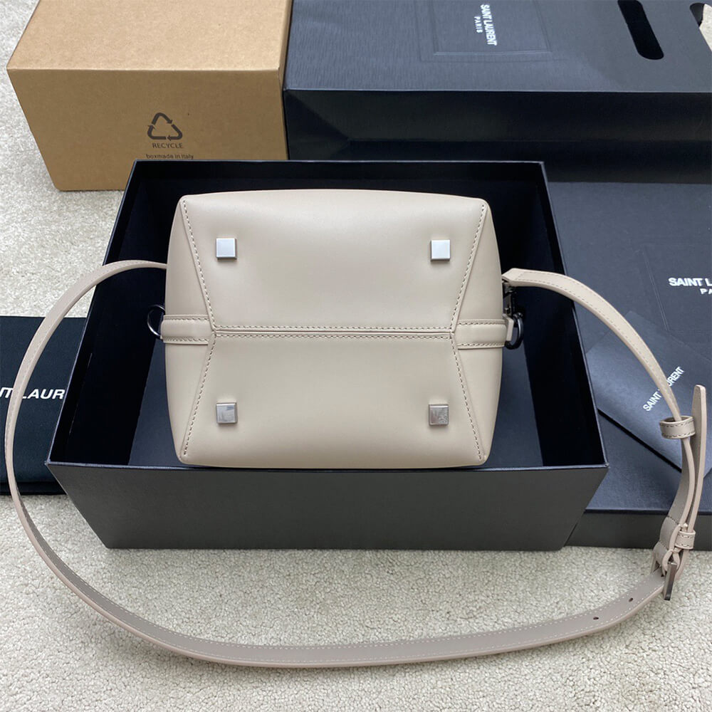 Y51 LE 37 small in shiny leather