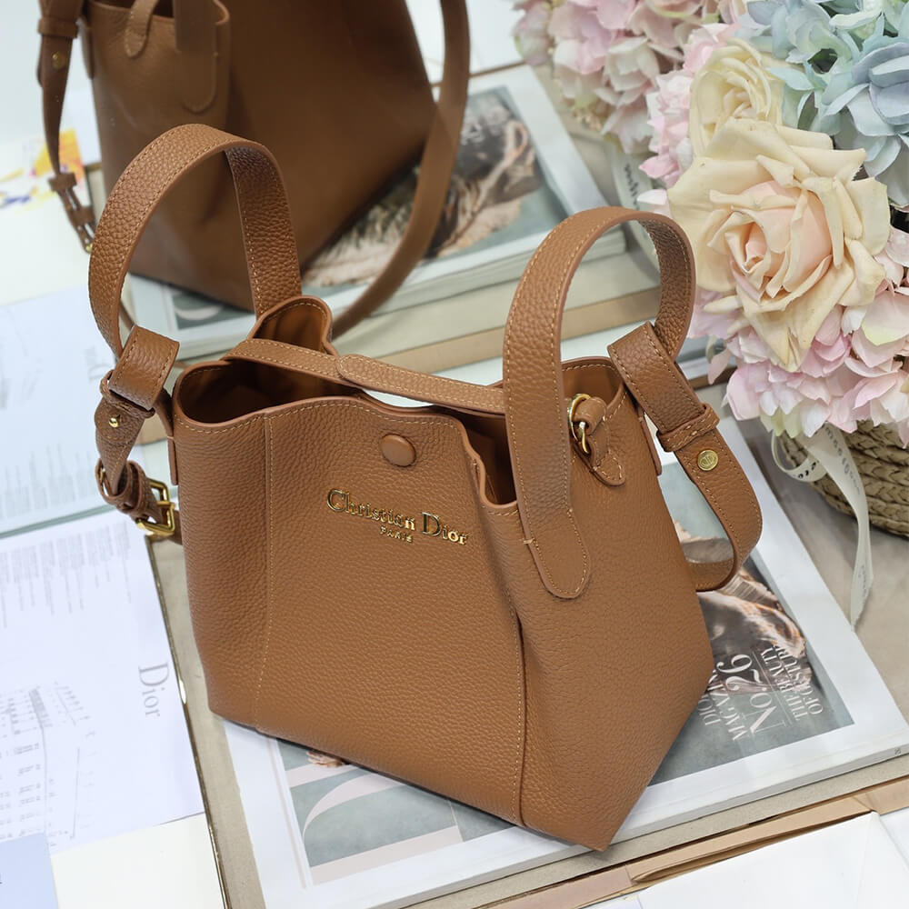D10r Small Signature Bucket Bag