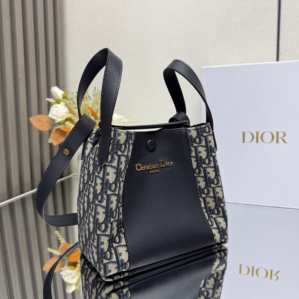 D10r Small Signature Bucket Bag