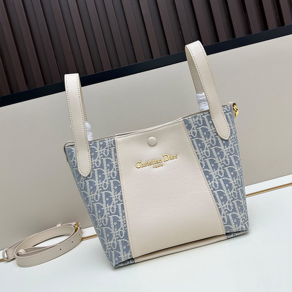 D10r Small Signature Bucket Bag
