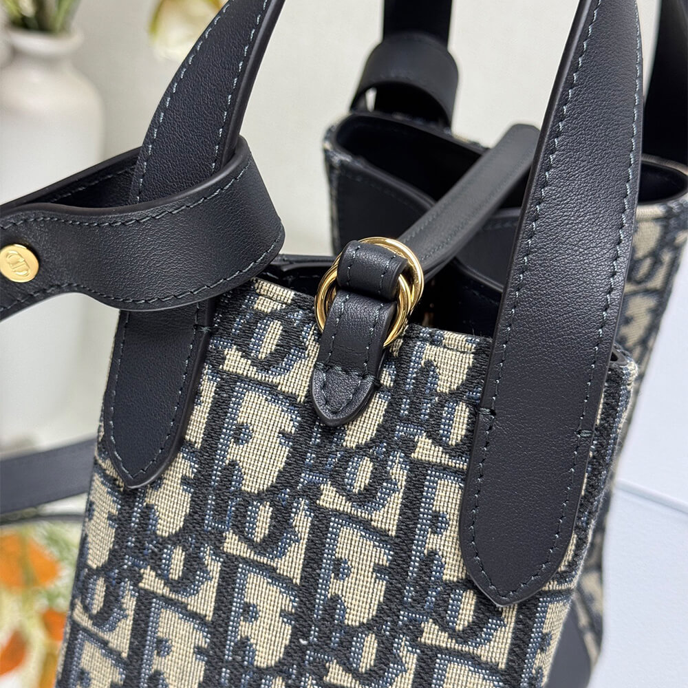 D10r Small Signature Bucket Bag