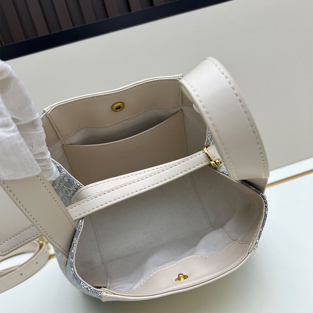 D10r Small Signature Bucket Bag