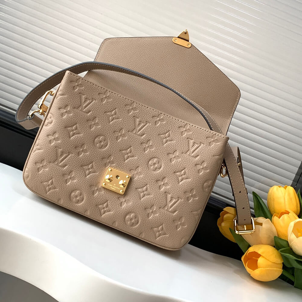 LV Pochette Métis Bag